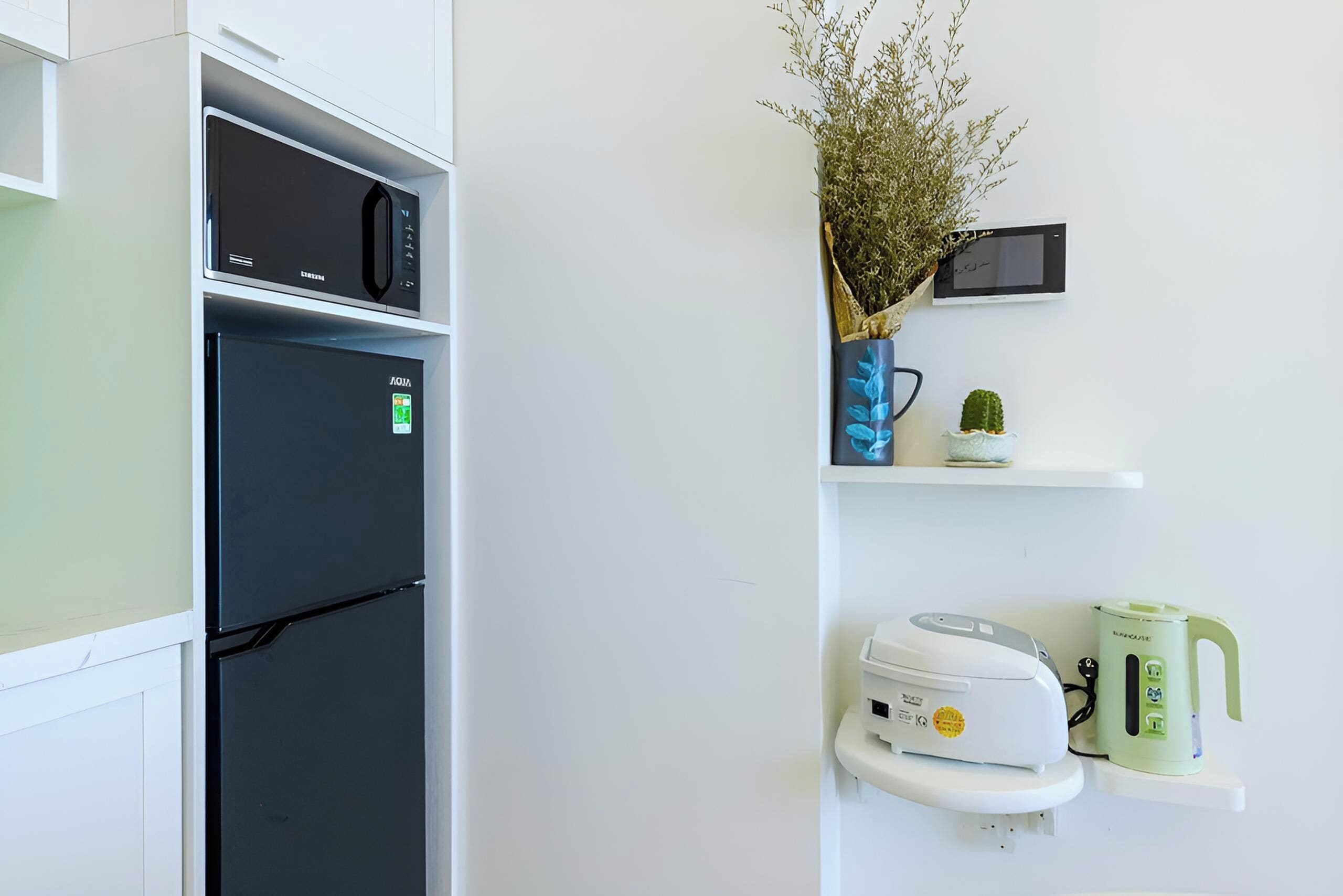 デラックス アパートメント バルコニー ビーチビュー | 専用キッチン | 冷蔵庫、電子レンジ、コンロ、調理器具と食器