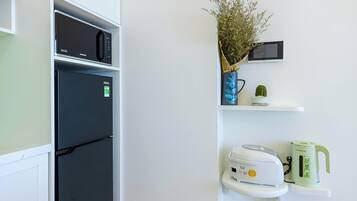 Departamento Deluxe, balcón, vista a la playa | Cocina privada | Refrigerador, microondas, parrilla de estufa y utensilios de cocina