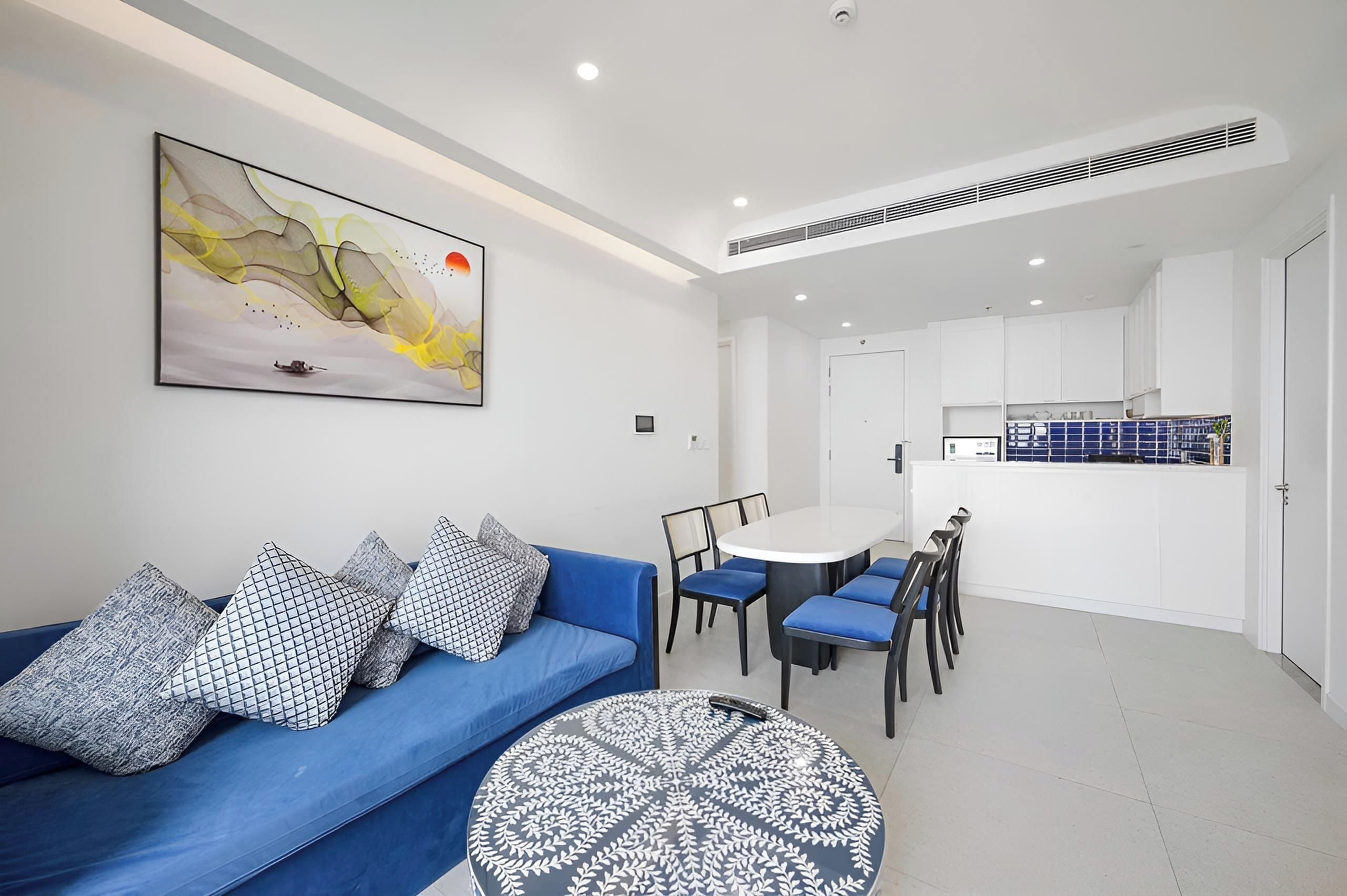 Premier-Apartment, Balkon, Strandblick | Wohnbereich | Smart-TV