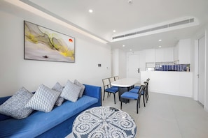 Departamento Premier, balcón, vista a la playa | Área de sala de estar | Smart TV