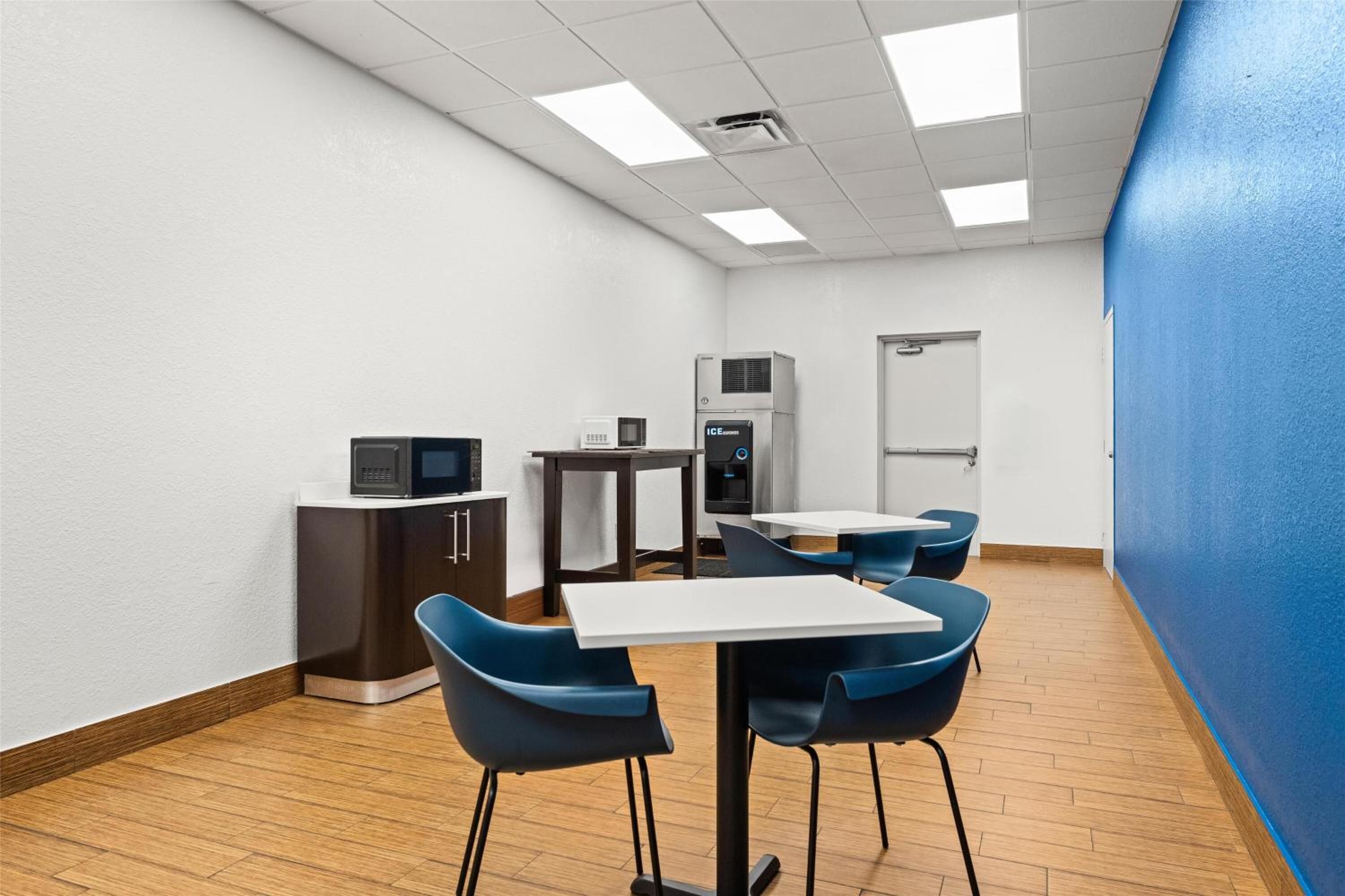 Enjoy Peace & Privacy In A Vibrant Room | 6 Mi From University Of Miami - Doral, FL