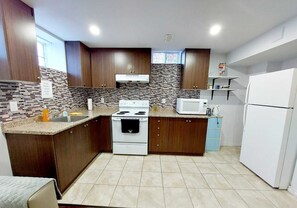 Private kitchen - Ravine Lot Spacious 2 Bedrooms + Den Legal Basement Apartment (Brampton)