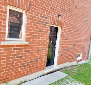 Exterior detail - Ravine Lot Spacious 2 Bedrooms + Den Legal Basement Apartment (Brampton)