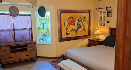 Award-Winning Lucky U Ranch 4BR Main House - Mini Horses, Donkeys & Ranch Tours