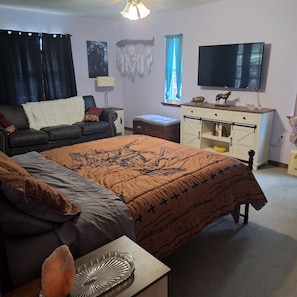 Unclassified image, 3 of 74, button - Spacious ranch home with 4 themed bedrooms and cozy common areas -Lg outdoor bar (Bushnell)