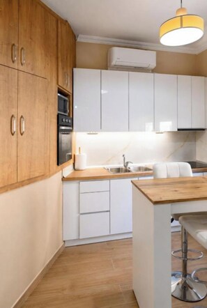 Comfort Apartment, Courtyard View | Private kitchen - Bright and central apartment  (Siatista)