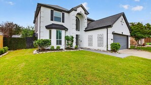 Exterior - Private Pool | Fire Pit | Near Grapevine Lake (Flower Mound)