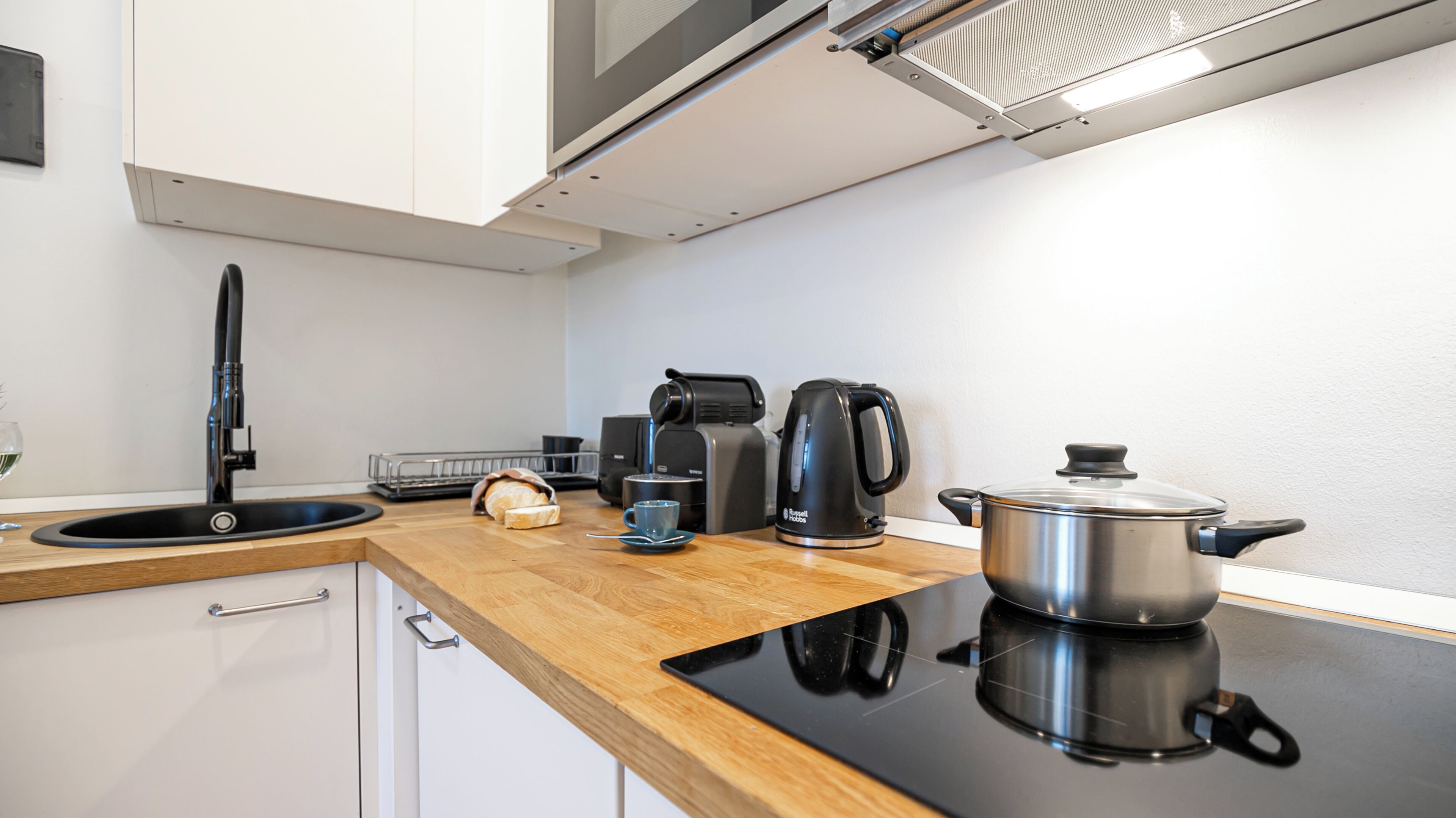 Appartement (1 Bedroom) | Cuisine privée | Micro-ondes, machine à expresso, bouilloire électrique, chaise haute
