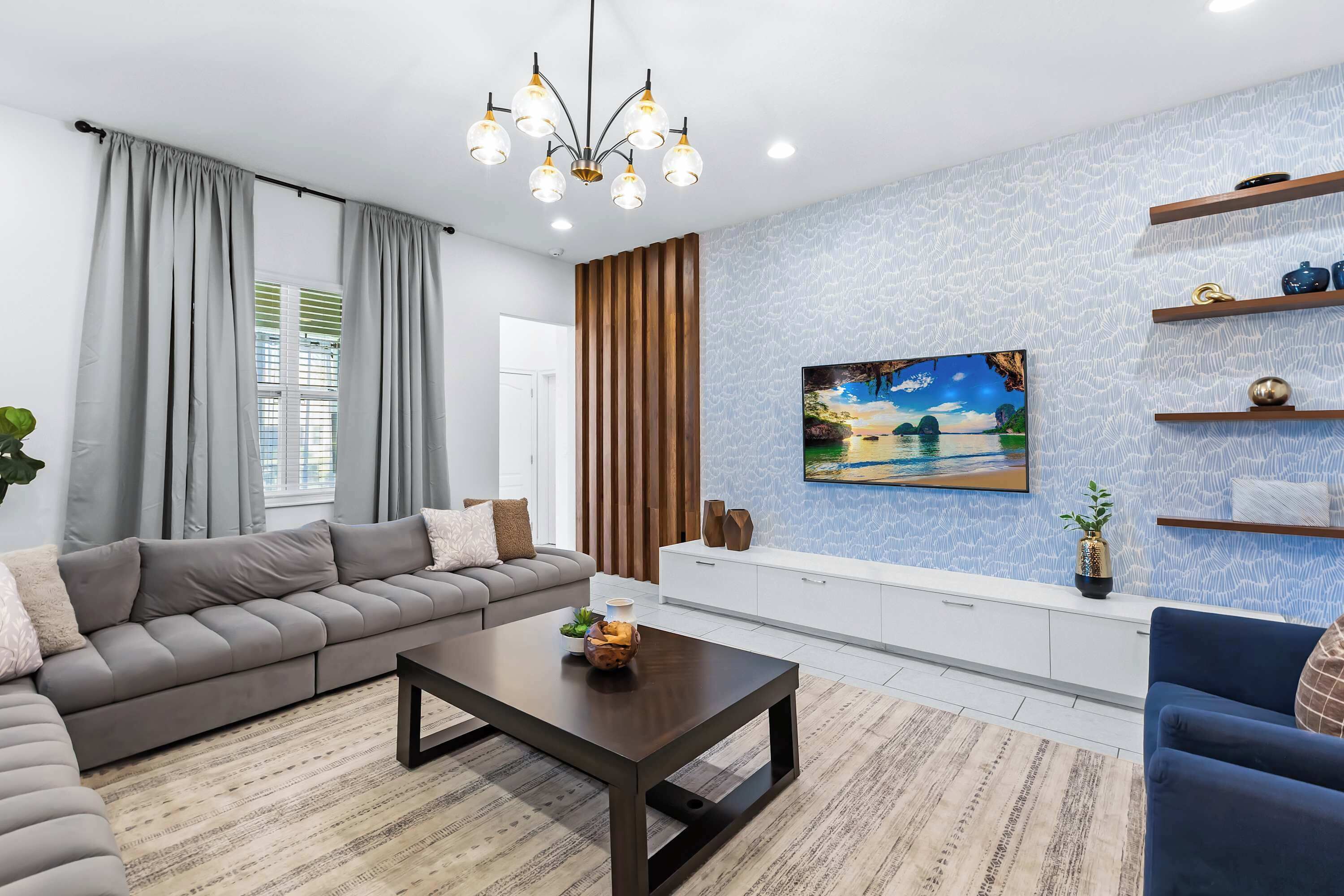 Una sala de estar moderna con sofá, una mesa de centro y adornos decorativos.
