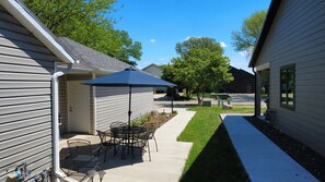 Outdoor dining - Amazing 2-BR townhome, Sleeps 6 (Spirit Lake)