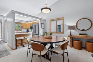 Dining - Amazing 2-BR townhome, Sleeps 6 (Spirit Lake)