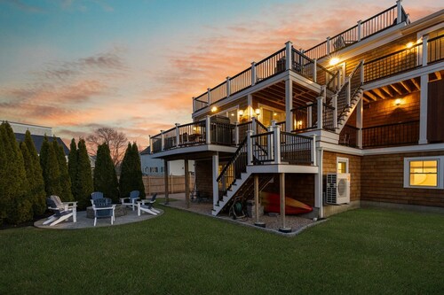 Roof Top Retreat! Only Steps to Boon St Market and Narragansett Sea Wall!