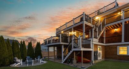 Roof Top Retreat! Only Steps to Boon St Market and Narragansett Sea Wall!