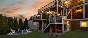 Roof Top Retreat! Only Steps to Boon St Market and Narragansett Sea Wall!