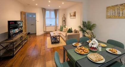 Luxury 3BR Home 20 Mins to London Garden Wi-fi