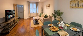 Luxury 3BR Home 20 Mins to London Garden Wi-fi