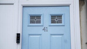House, 3 Bedrooms | Exterior detail - Luxury 3BR Home 20 Mins to London Garden Wi-fi (Gravesend)