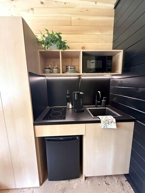Wasserkocher mit Kaffee-/Teezubehör, Kühlschrank, Mikrowelle, Herdplatte