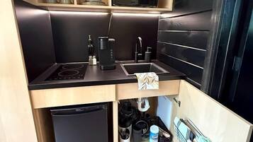 Coffee/tea maker, fridge, microwave, stovetop