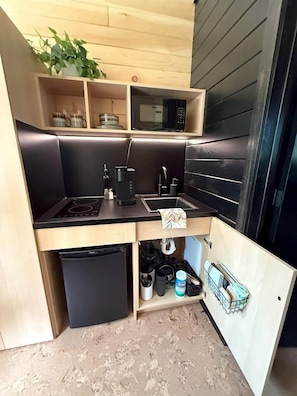 Coffee/tea maker, fridge, microwave, stovetop