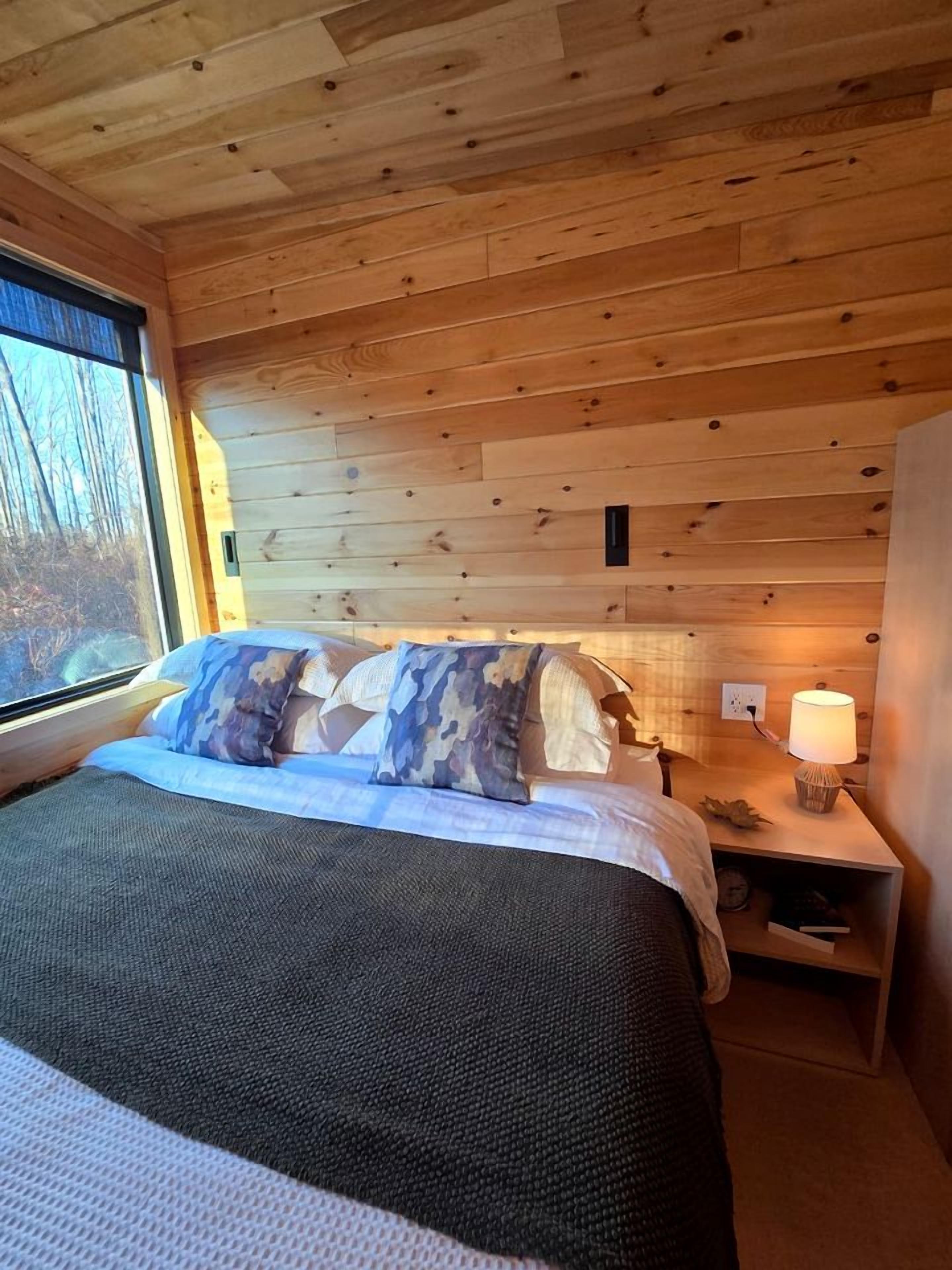 1 bedroom, bed sheets