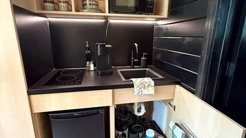 Cafetera i tetera, frigorífic, microones i placa de cuina