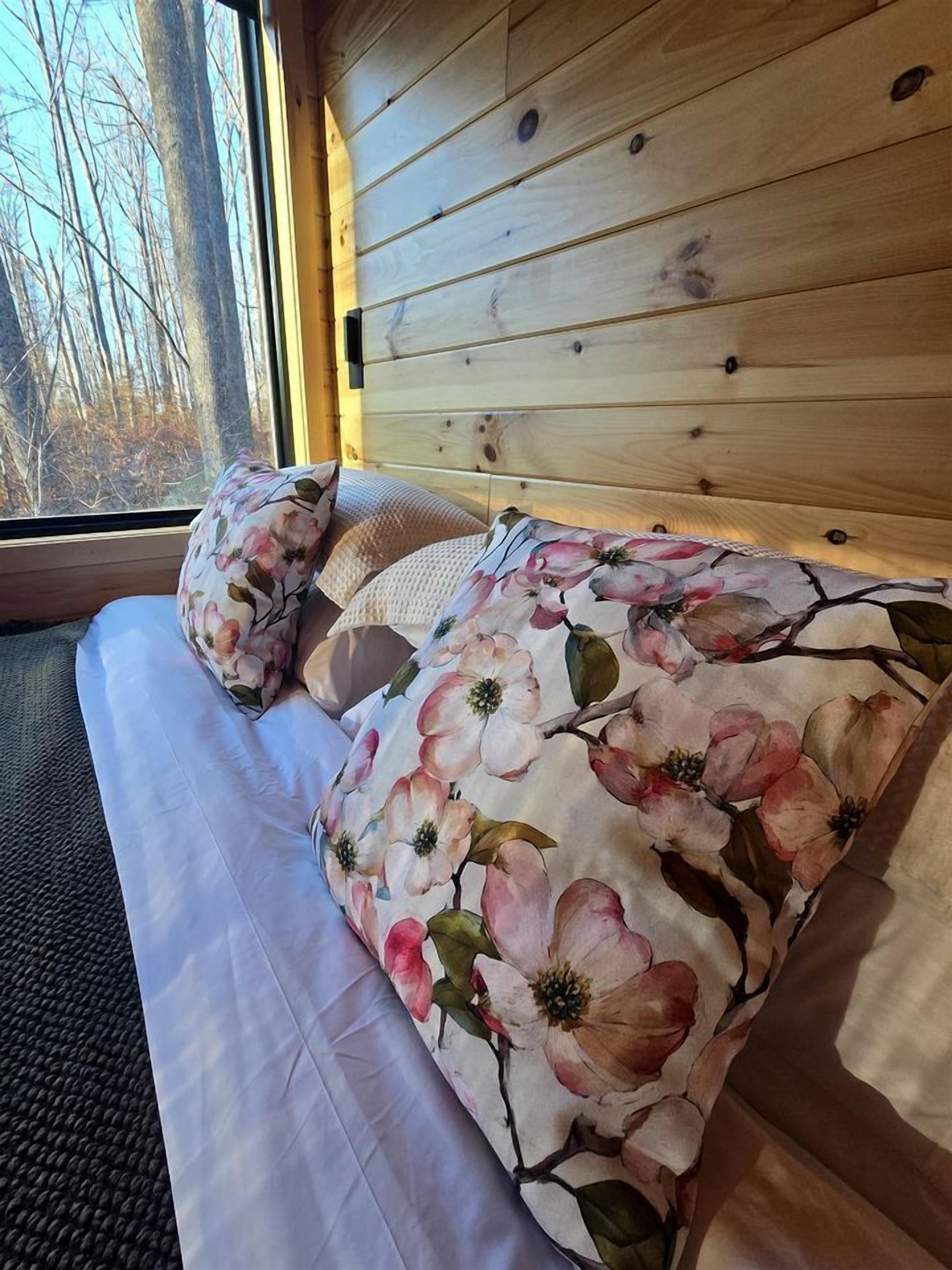 1 bedroom, bed sheets