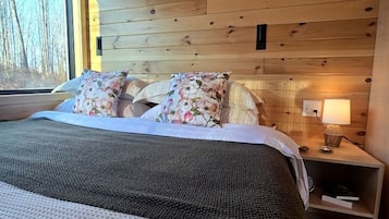 1 bedroom, bed sheets