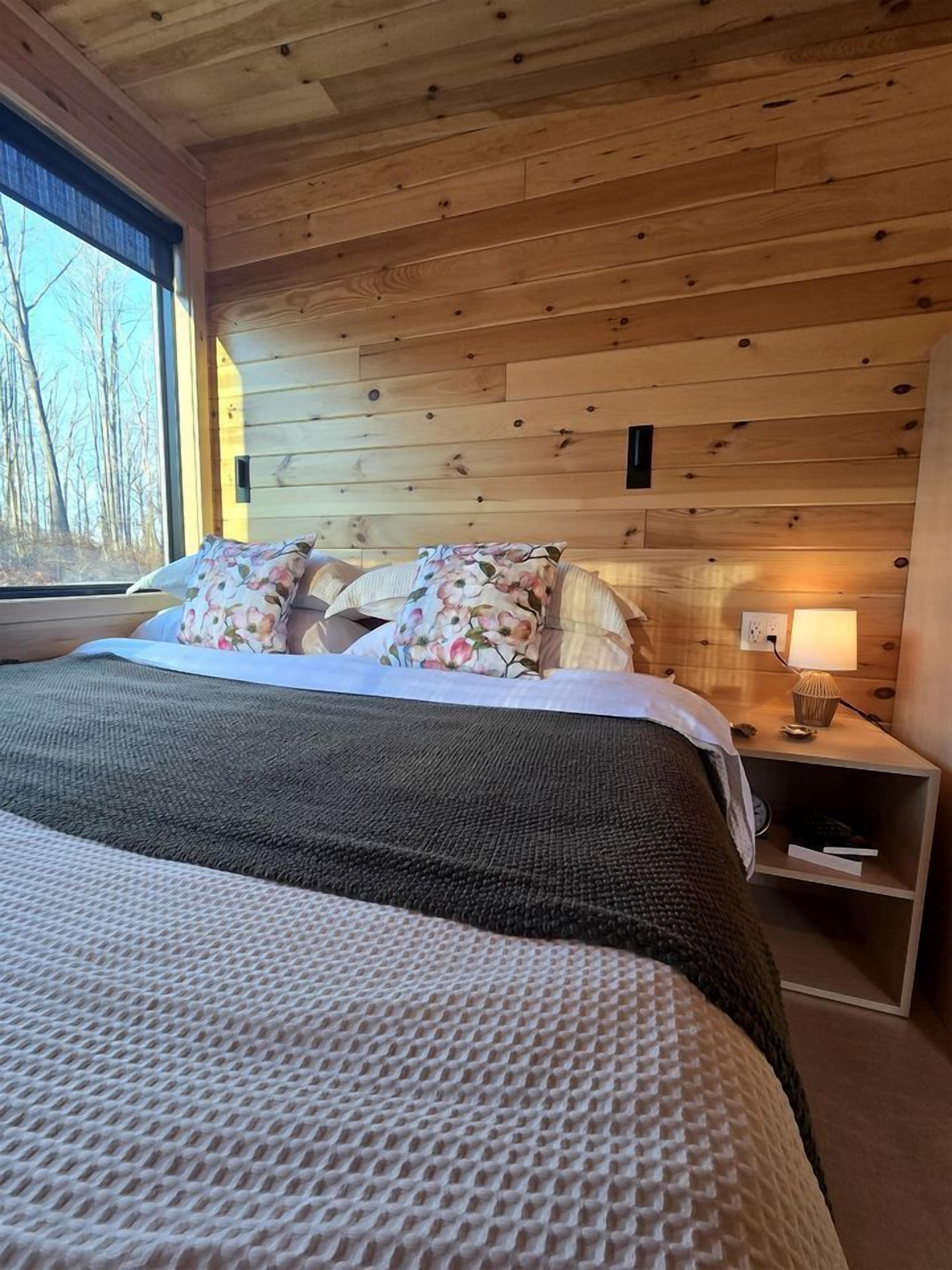 1 bedroom, bed sheets