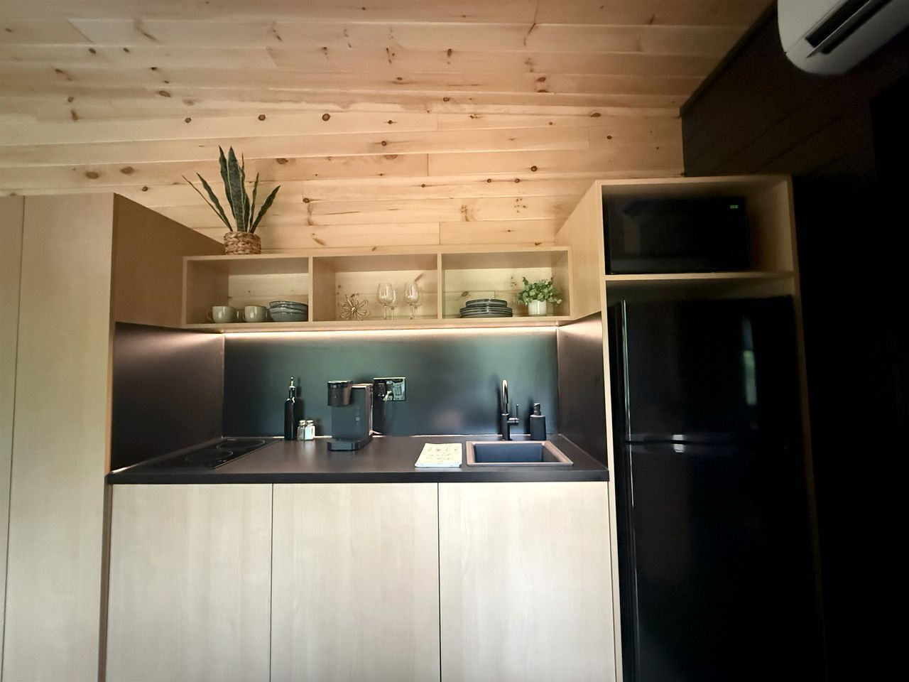 Wasserkocher mit Kaffee-/Teezubehör, Kühlschrank, Mikrowelle, Herdplatte