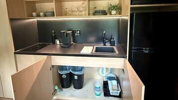 Coffee/tea maker, fridge, microwave, stovetop
