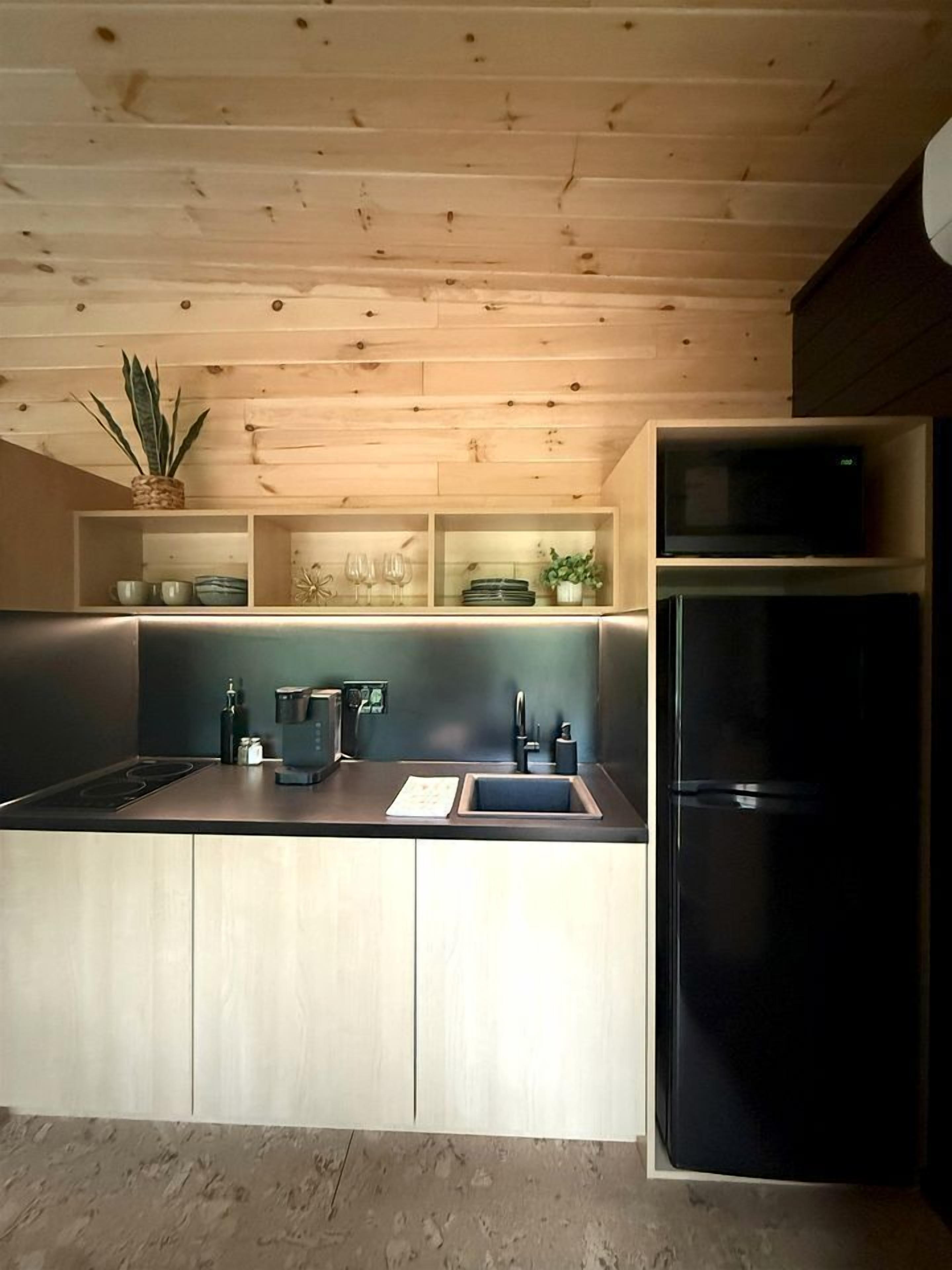 Cafetera y tetera, refrigerador, microondas y parrilla de estufa 