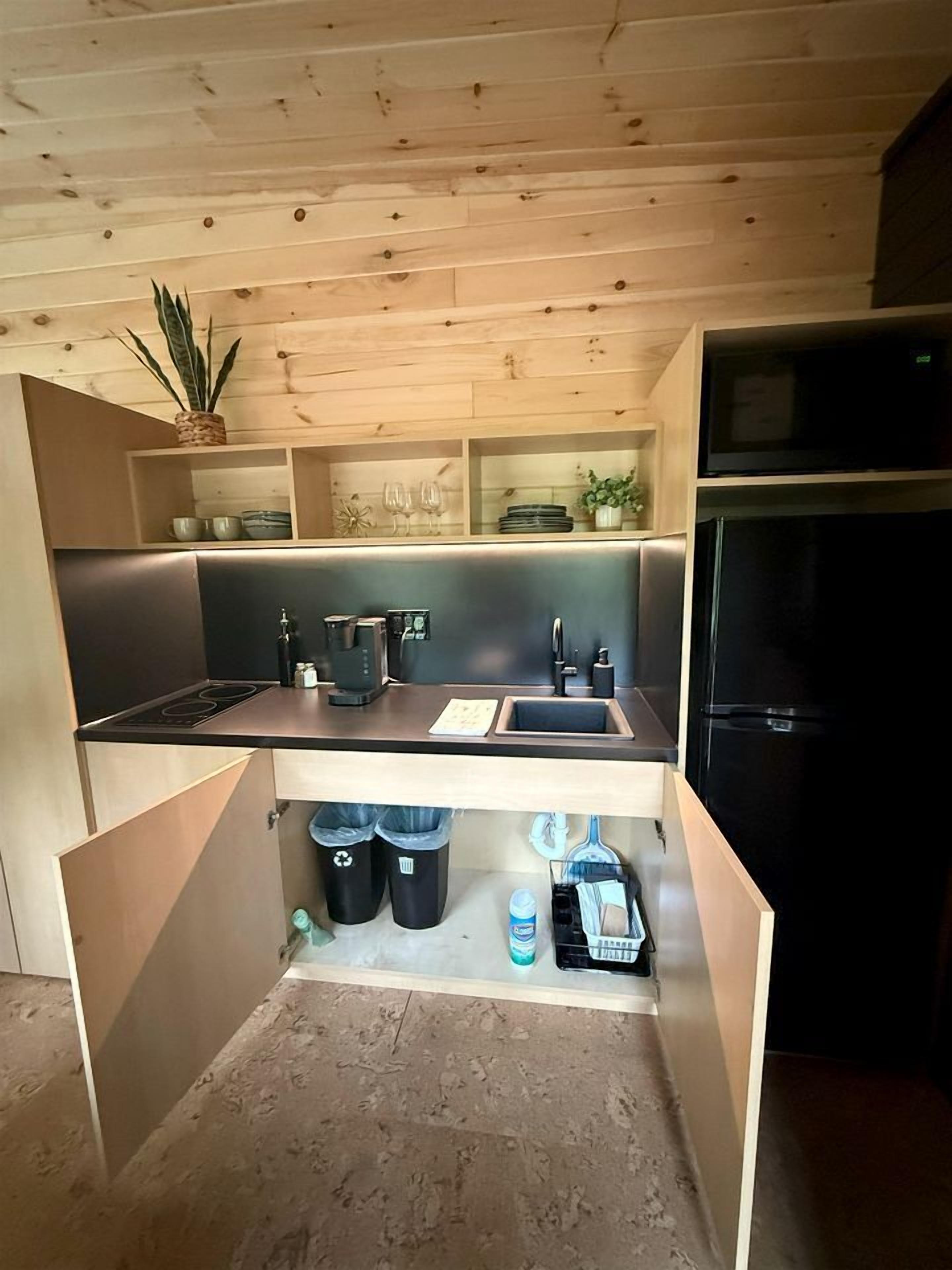 Coffee/tea maker, fridge, microwave, stovetop