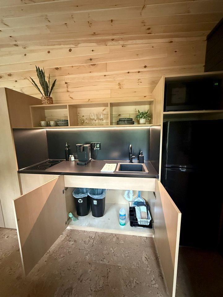 Kjøleskap, mikrobølgeovn, kokeplater og kaffetrakter/tekoker
