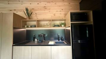 Coffee/tea maker, fridge, microwave, stovetop
