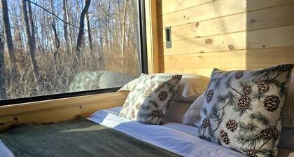 Pine: Serene Tiny House Nestled in the Woods in Quakertown for a Romantic Glamping Getaway in Pennsylvania
