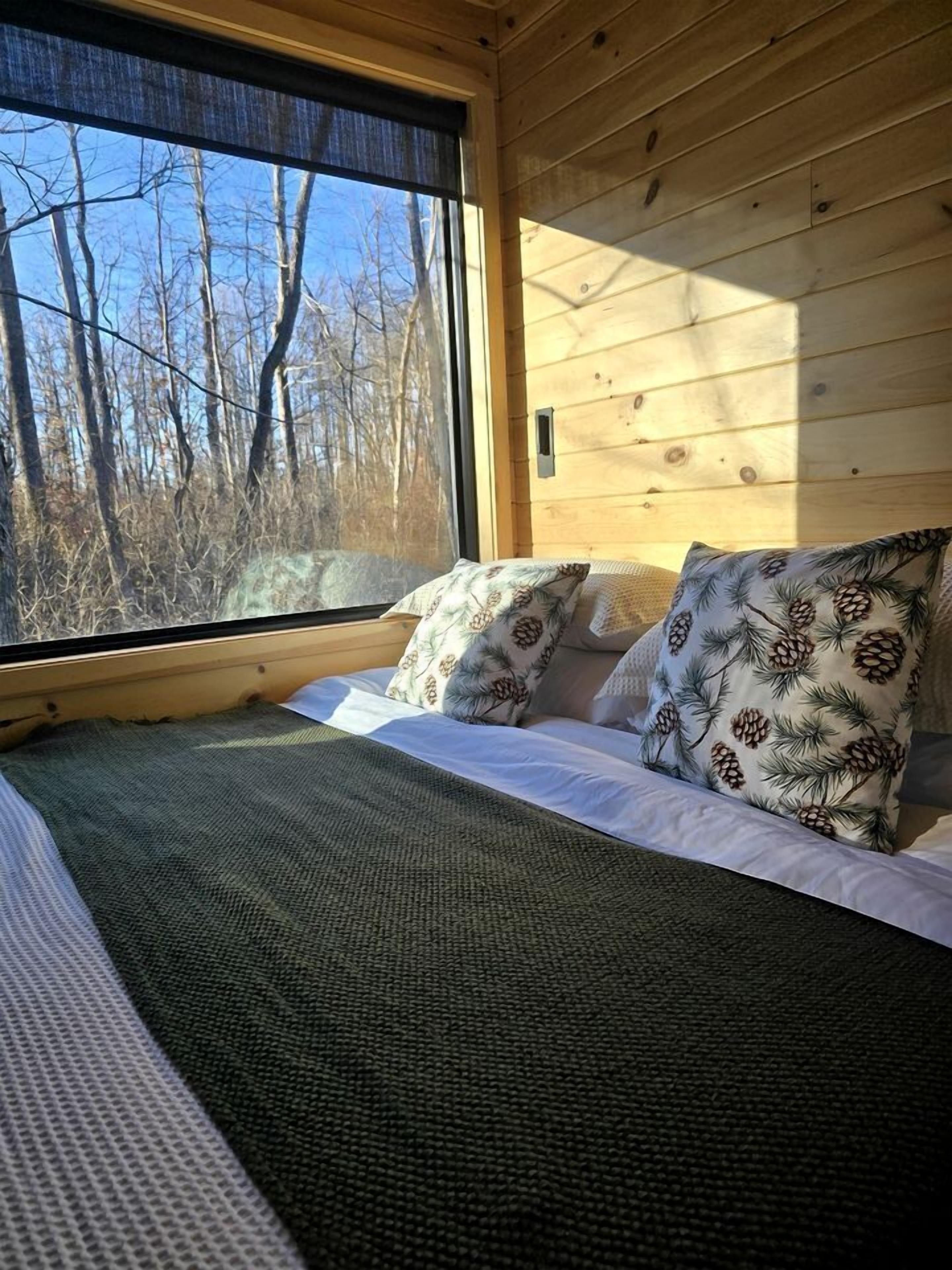 1 bedroom, bed sheets