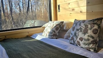 1 bedroom, bed sheets