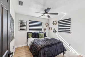 Room - 2 Bedroom Modern Home w/large fenced yard near Mall and Beaches. (St. Petersburg)