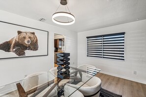Dining - 2 Bedroom Modern Home w/large fenced yard near Mall and Beaches. (St. Petersburg)
