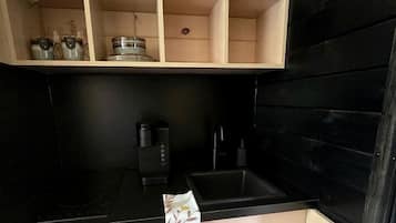 咖啡機/沖茶器、雪櫃、微波爐、爐具