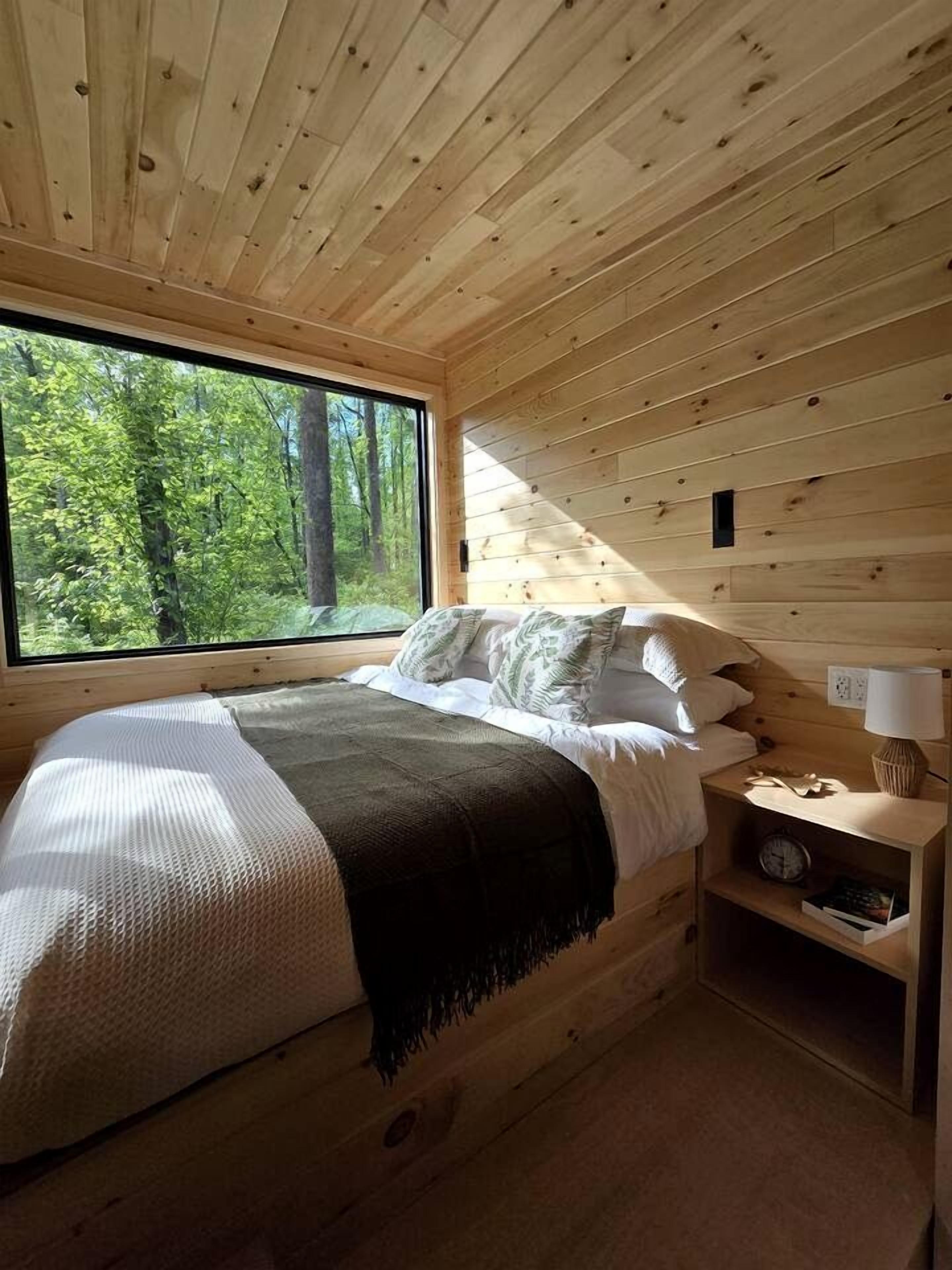 1 bedroom, bed sheets