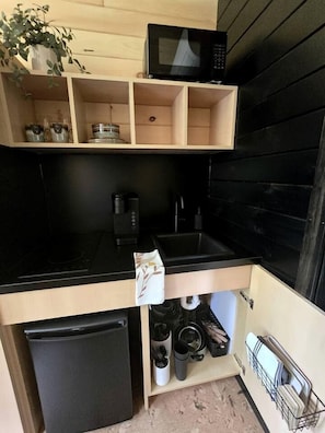 Coffee/tea maker, fridge, microwave, stovetop - Hickory: Minimalist Escape for 2 in a Cozy Cabin with Serene Vibes in Pennsylvania (Quakertown)