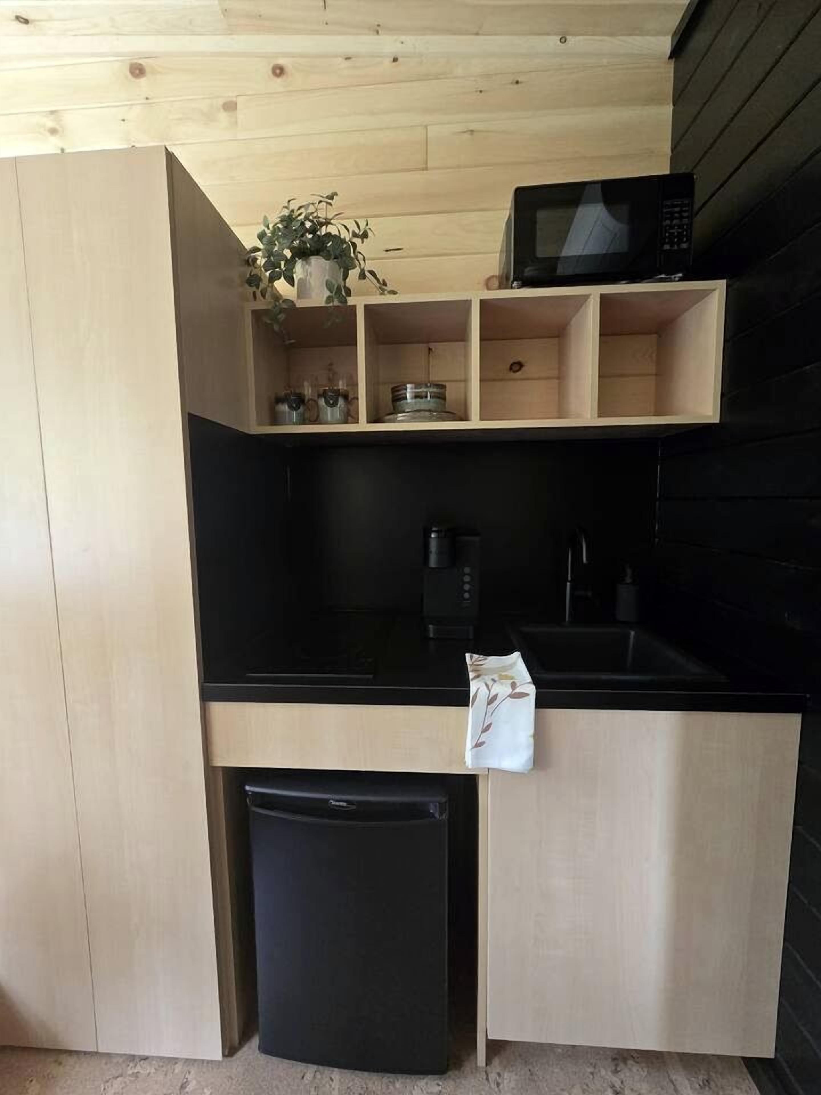 Coffee/tea maker, fridge, microwave, stovetop