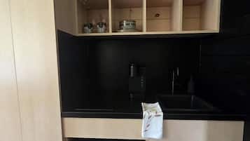 Coffee/tea maker, fridge, microwave, stovetop