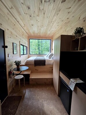 1 bedroom, bed sheets - Hickory: Minimalist Escape for 2 in a Cozy Cabin with Serene Vibes in Pennsylvania (Quakertown)