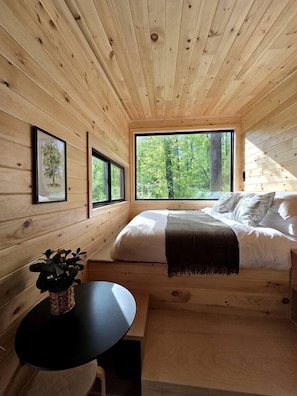 1 bedroom, bed sheets - Hickory: Minimalist Escape for 2 in a Cozy Cabin with Serene Vibes in Pennsylvania (Quakertown)