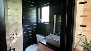 Hair dryer, towels, soap, shampoo - Hickory: Minimalist Escape for 2 in a Cozy Cabin with Serene Vibes in Pennsylvania (Quakertown)