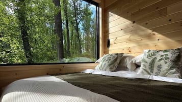 1 bedroom, bed sheets