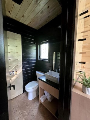 Hair dryer, towels, soap, shampoo - Hickory: Minimalist Escape for 2 in a Cozy Cabin with Serene Vibes in Pennsylvania (Quakertown)